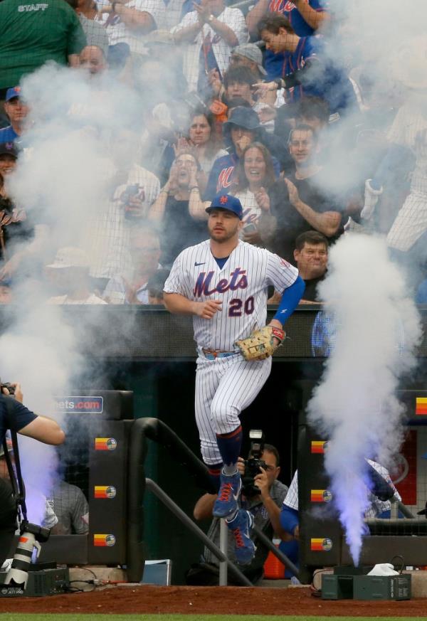 Pete Alo<em></em>nso #20 of the New York Mets takes the field for a game against the New York Yankees at Citi Field on July 27, 2022 in New York City. 