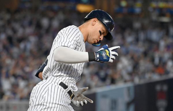 Aaron Judge rounds the ba<em></em>ses after his solo home run. 