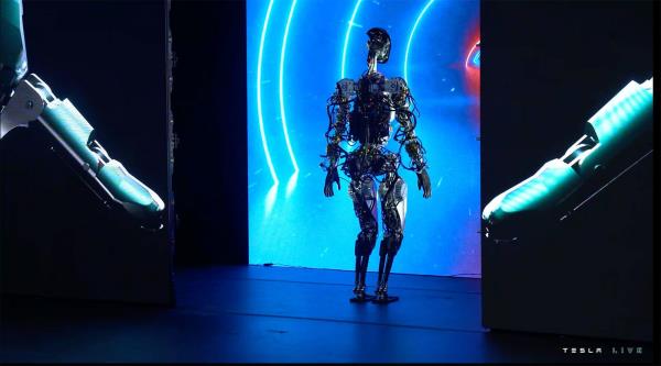 在人工智能日上，特斯拉机器人缓缓走上舞台