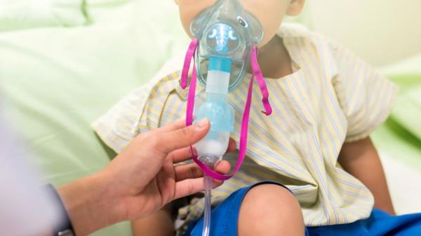 在呼吸道病毒激增的同时，儿科医院床位的短缺拖延了一些儿童的治疗