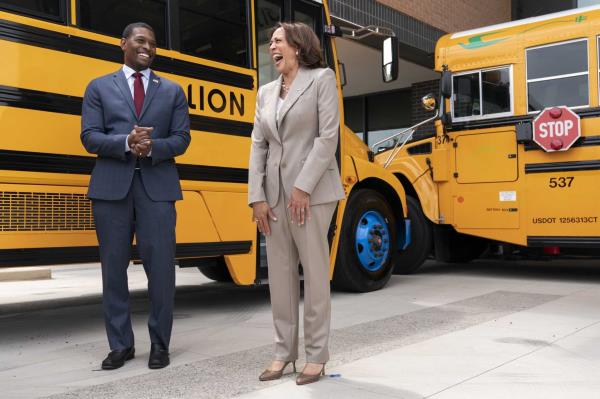 政府拨款10亿元资助学校兴建电动巴士